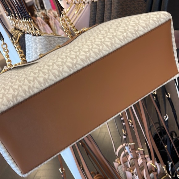 Michael Kors Whitney Medium Signature Logo Tote Bag
Vanilla
NWT - Picture 6 of 16